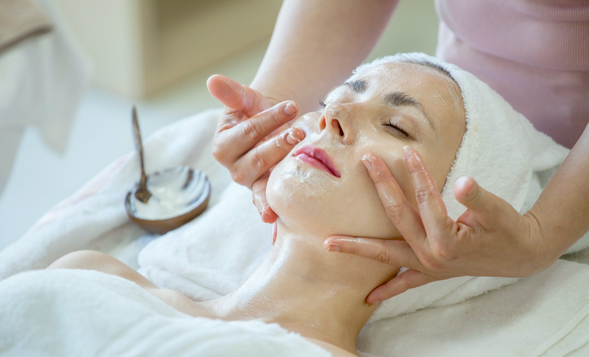 6 Best Facials for Acne Averr Aglow